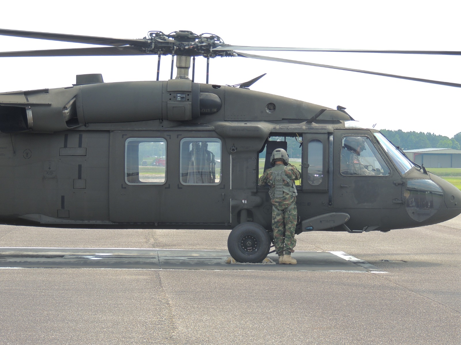 Blackmagic junto al Black Hawk antes del vuelo