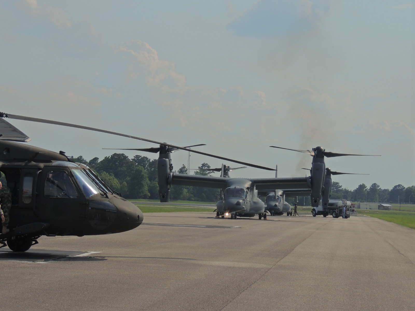 Línea de Black Hawks estacionados en plataforma militar