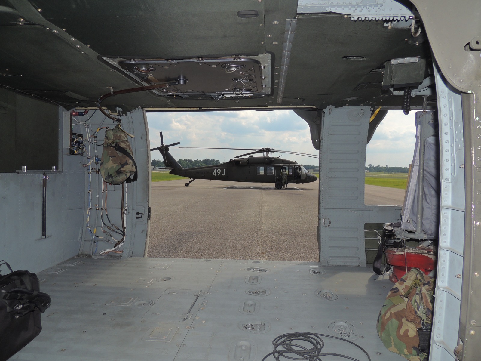 Vista desde dentro del Black Hawk con la puerta abierta